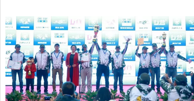 四川成都的金雪舞队黄富贵、黄祥正、李刚波获白金奖冠军，捧走15万元的大奖，成为本次比赛最大赢家。